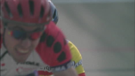hombres ciclistas compiten en una carrera