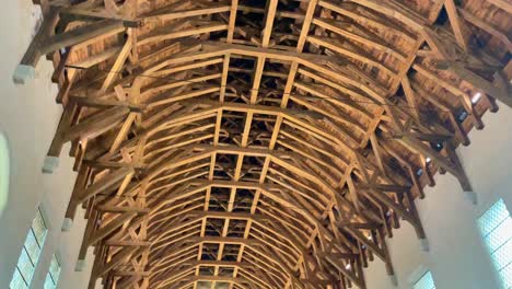 fotografía de azulejos que muestra el soporte de techo de madera reconstruido dentro del castillo de stirling