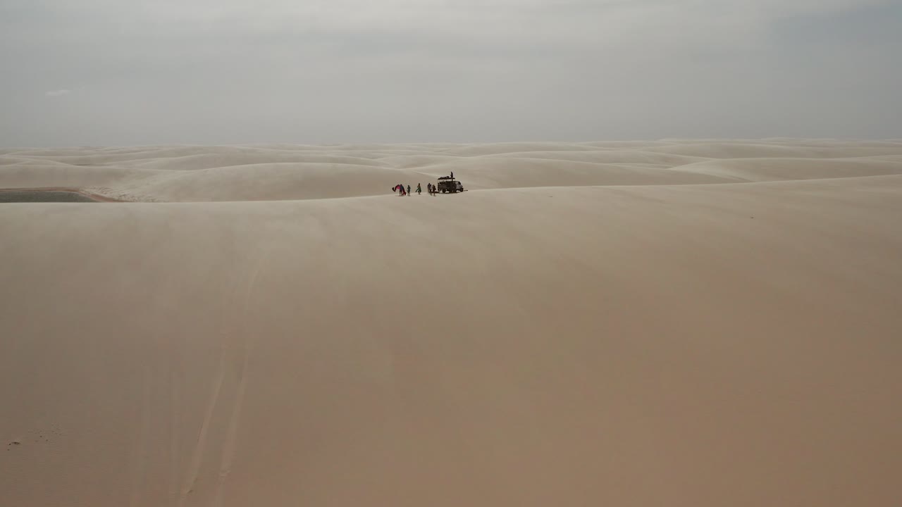 antena: kitesurf en las dunas de lencois maranhenses, norte de brasil