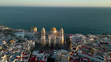 Spektakuläre-4k-Luftaufnahme-Der-Kathedrale-Von-Cadiz-Bei-Sonnenuntergang