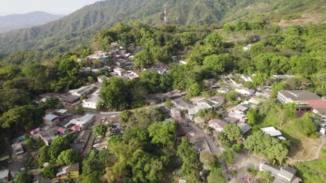 Vista-Aérea-De-Minca,-Colombia,-Que-Presenta-Un-Pequeño-Pueblo-Enclavado-En-Exuberantes-Montañas-Verdes.