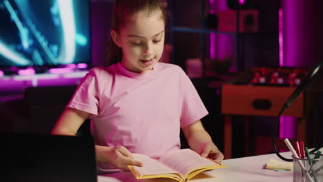 creador de contenido infantil disparando video de revisión de literatura infantil para el canal de redes sociales