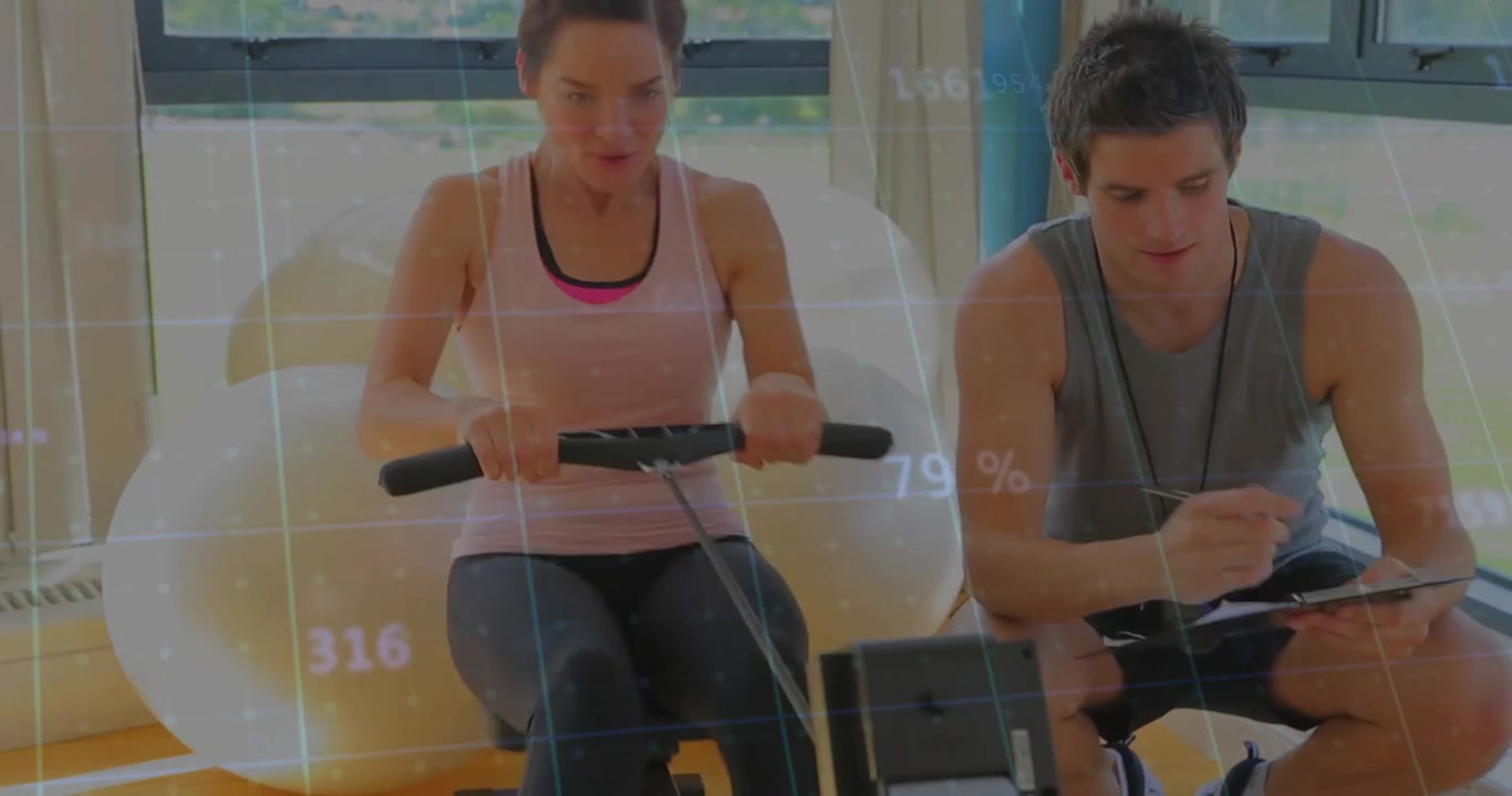 Entrenador físico soplando un silbato para cronometrar, mientras un aprendiz rema con métricas digitales que rastrean su progresión.