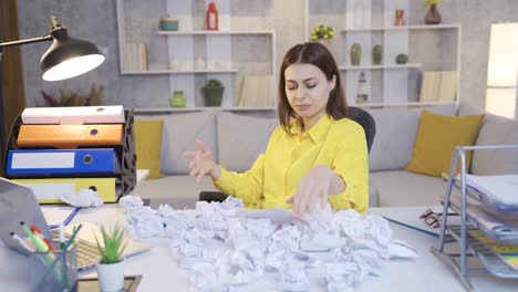 mujer joven de negocios que trabaja desde casa, mujer joven creativa y perfeccionista que lucha por llegar a nuevas ideas.