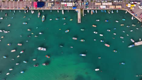 Toma-Aérea-De-Arriba-Hacia-Abajo-De-Un-Barco-Pesquero-Anclado-En-La-Bahía.