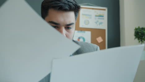 hombre de negocios revisando documentos en la oficina