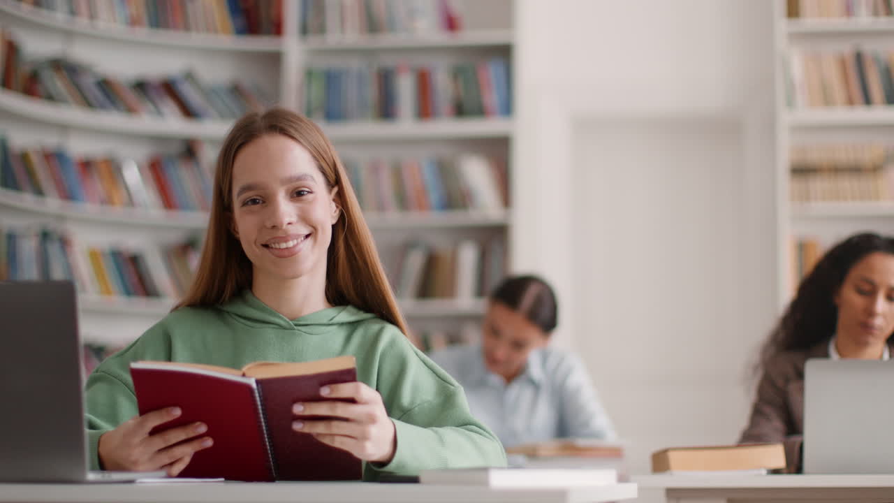 Adolescente che legge in biblioteca