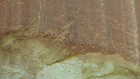 petroglifos antiguos en paneles de roca en el parque nacional capitol arrecife, utah, estados unidos