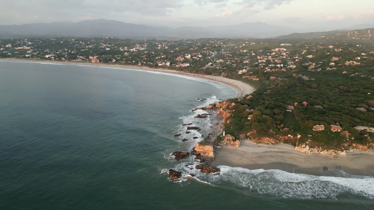 ángulo aéreo alto de la playa de la punta zicatela en oaxaca, méxico puerto escondido al atardecer
