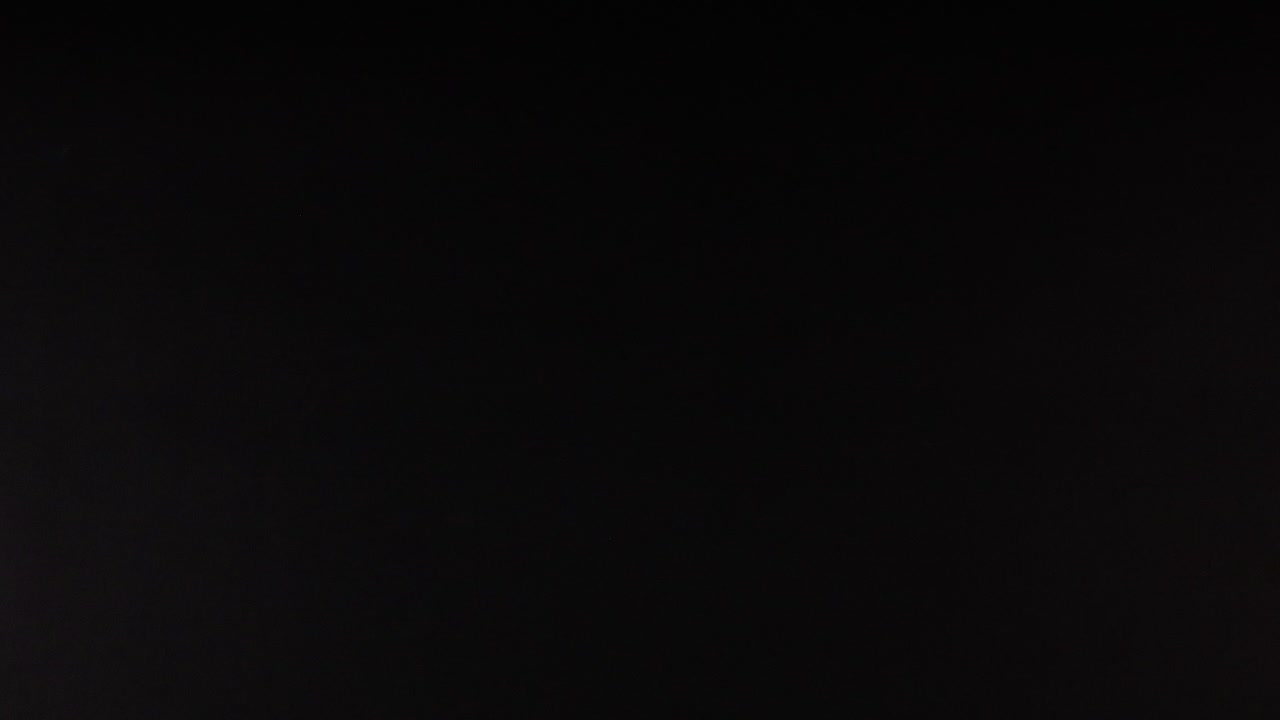 теннисный мяч движется по темному фону