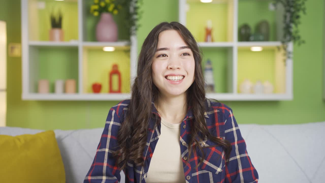 흥분된 아시아 젊은 여성 행복.