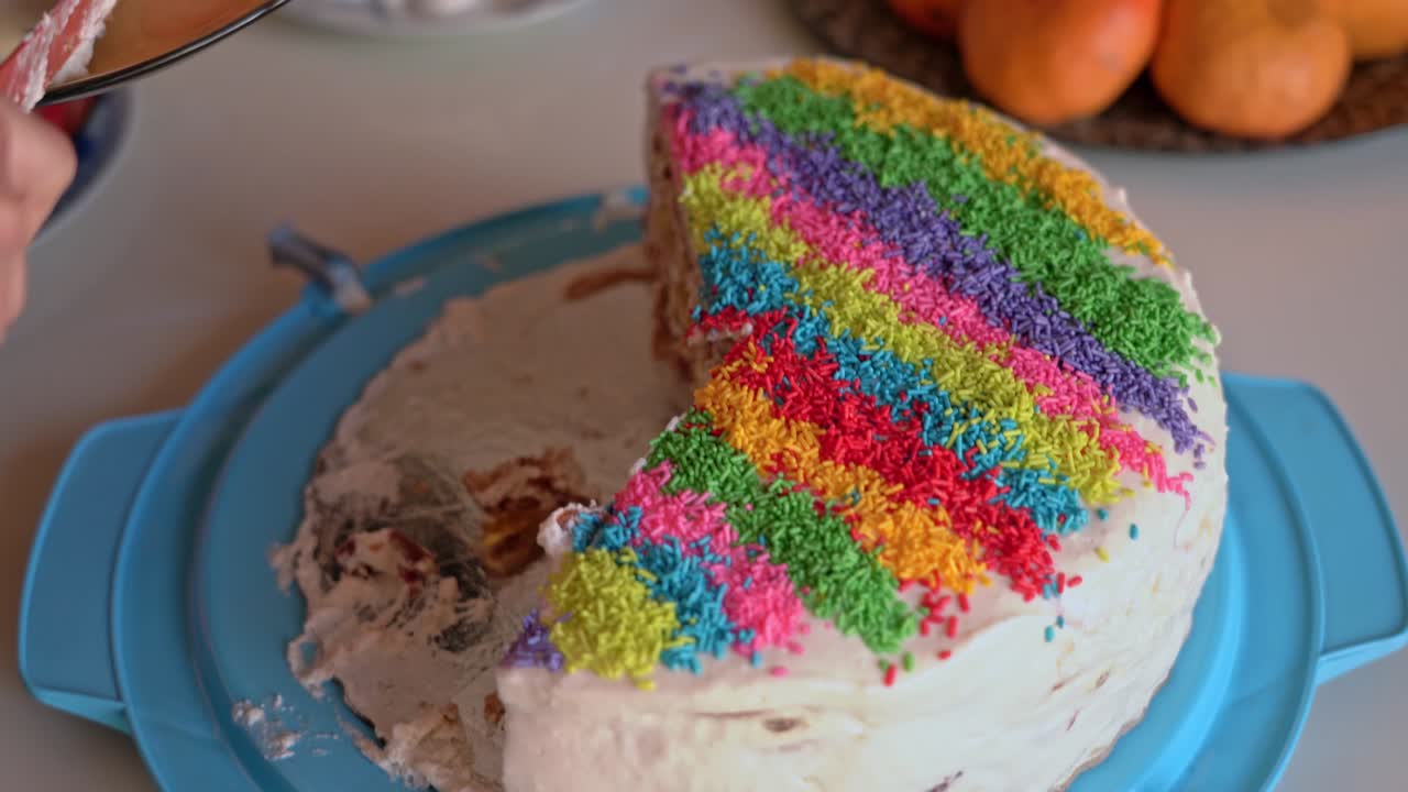 cortando un delicioso pastel de pan corto festivo en pedazos. primer plano.