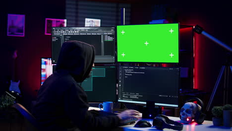 Böser-IT-Ingenieur-Verwendet-Chroma-Key-PC-Displays,-Um-Skripte-Zu-Erstellen,-Mit-Denen-Firewalls-Ausgetrickst-Werden
