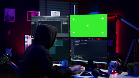 ingegnere malvagio che usa i display del pc chroma key per costruire firewall che ingannano gli script