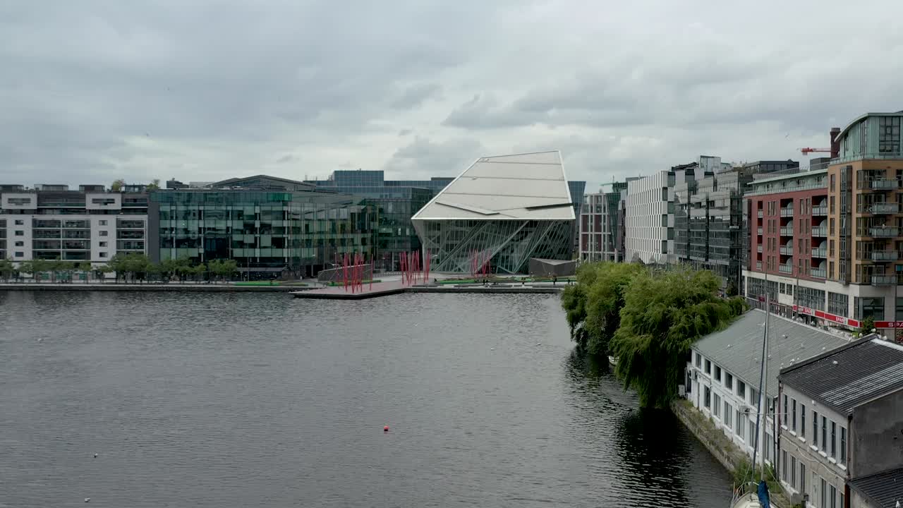 아일랜드의 더블린에 있는 그랜드 캐널 도크 (grand canal dock) 는 드론을 이용한 공중 전망이며, 아일랜드 도시 더블린의 현대적인 기술 허브와 사무실이다.