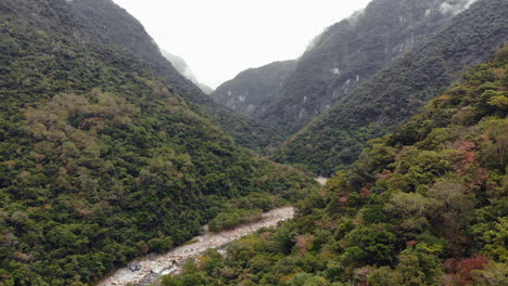 Aerial-drone-shot-of-canyon-above-Shakadang-Trail-in-Taroko-National-Park-in-Taiwan