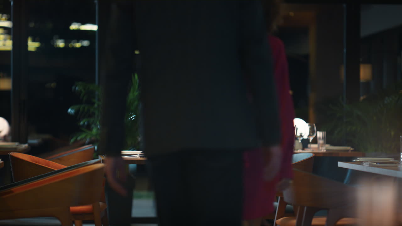 아름다운 커플이 레스토랑으로 가고 다인종 연인들이 함께 시간을 보내고 있습니다.