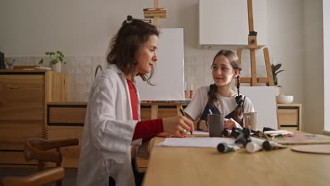 madre e hija pintando juntas