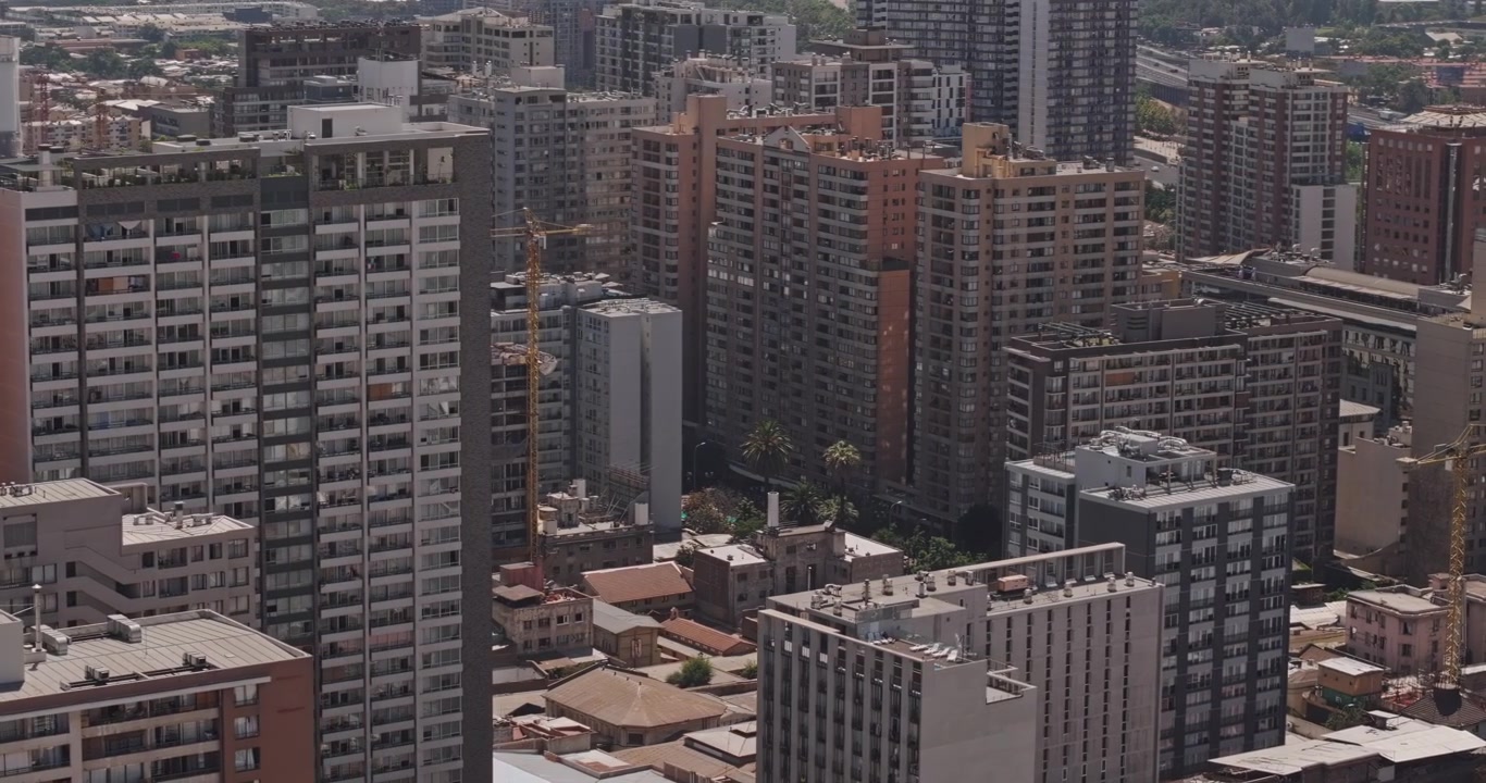 Santiago Chile Aérea v41: órbita em vista aérea com teleobjetiva sobre o centro da cidade, revelando densas torres residenciais, blocos de escritórios e ruas urbanas - Filmado com Mavic 3 Pro Cine - 21 de janeiro de 2025