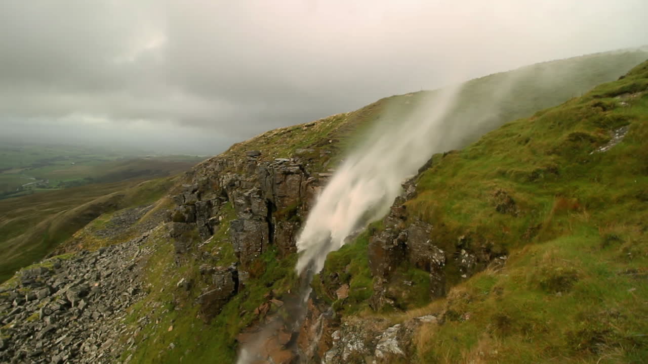 cascada en lo alto del borde mallerstang en cumdria que se eleva o se invierte por el fuerte viento