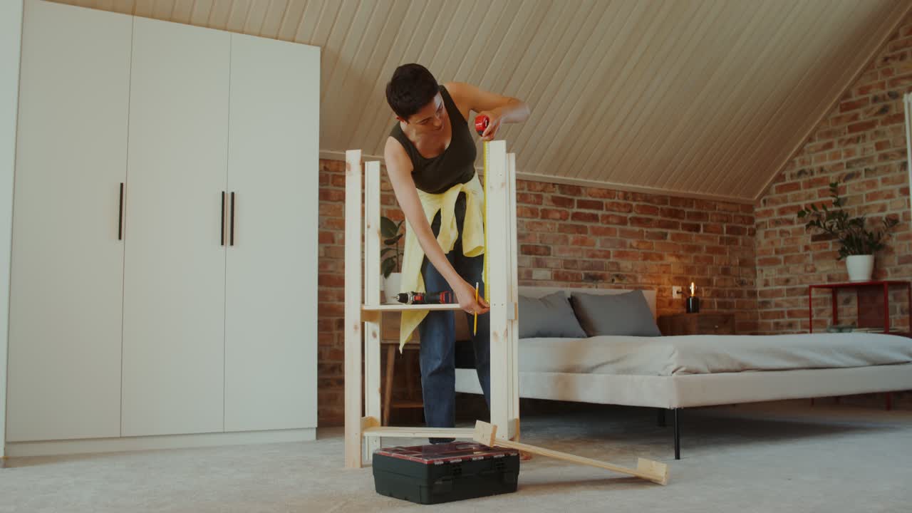 mujer montando un estante de madera en un dormitorio