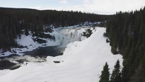 Imágenes-De-Drones-De-La-Cascada-Más-Grande-De-Suecia,-Tännforsen,-Durante-La-Primavera-Y-Las-Inundaciones