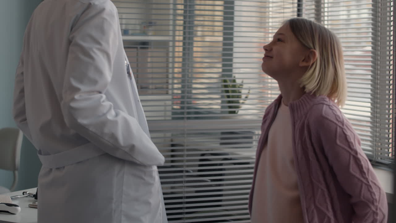 어린 소녀 를 검사 하는 의사