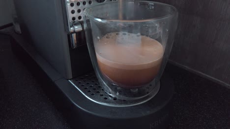 Kaffee-In-Ein-Glas-Gießen