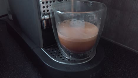 vertiendo café en un vaso