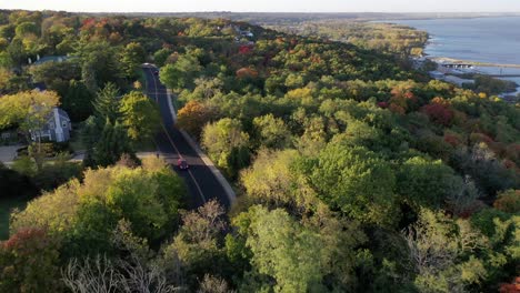 Hermosa-Revelación-De-Grandview-Drive-En-Peoria,-Illinois-Al-Comienzo-De-La-Temporada-De-Otoño