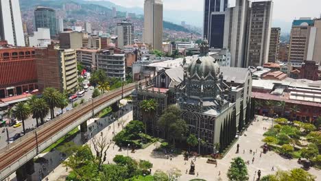 imágenes fijas de drones que muestran la iglesia y el metro en la plaza botero, el sol brillante en la plaza de medellín