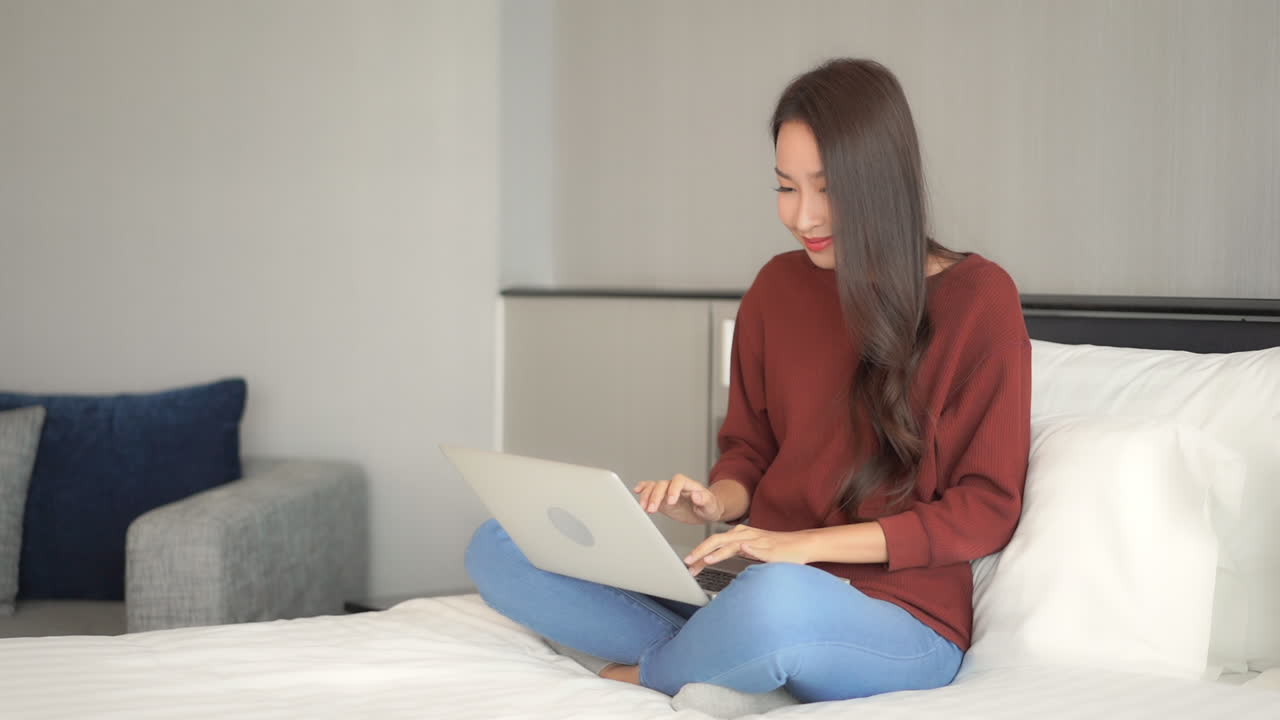 모든 세대의 작품이 호화로운 호텔 스위트룸에서 일하고 즐길 수 있습니다.