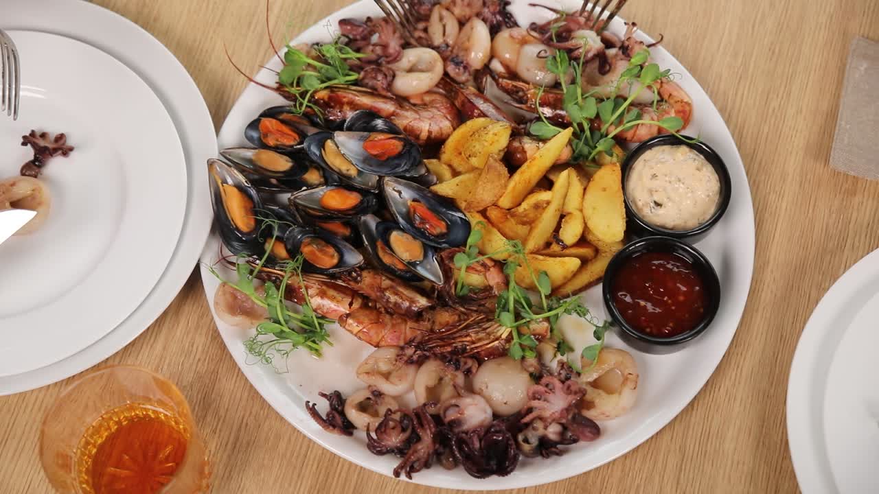 두 사람 이 공유 하는 해산물 접시