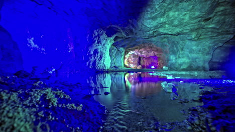 cueva iluminada con reflejo en el agua en el valle vikingo, noruega, serena y misteriosa