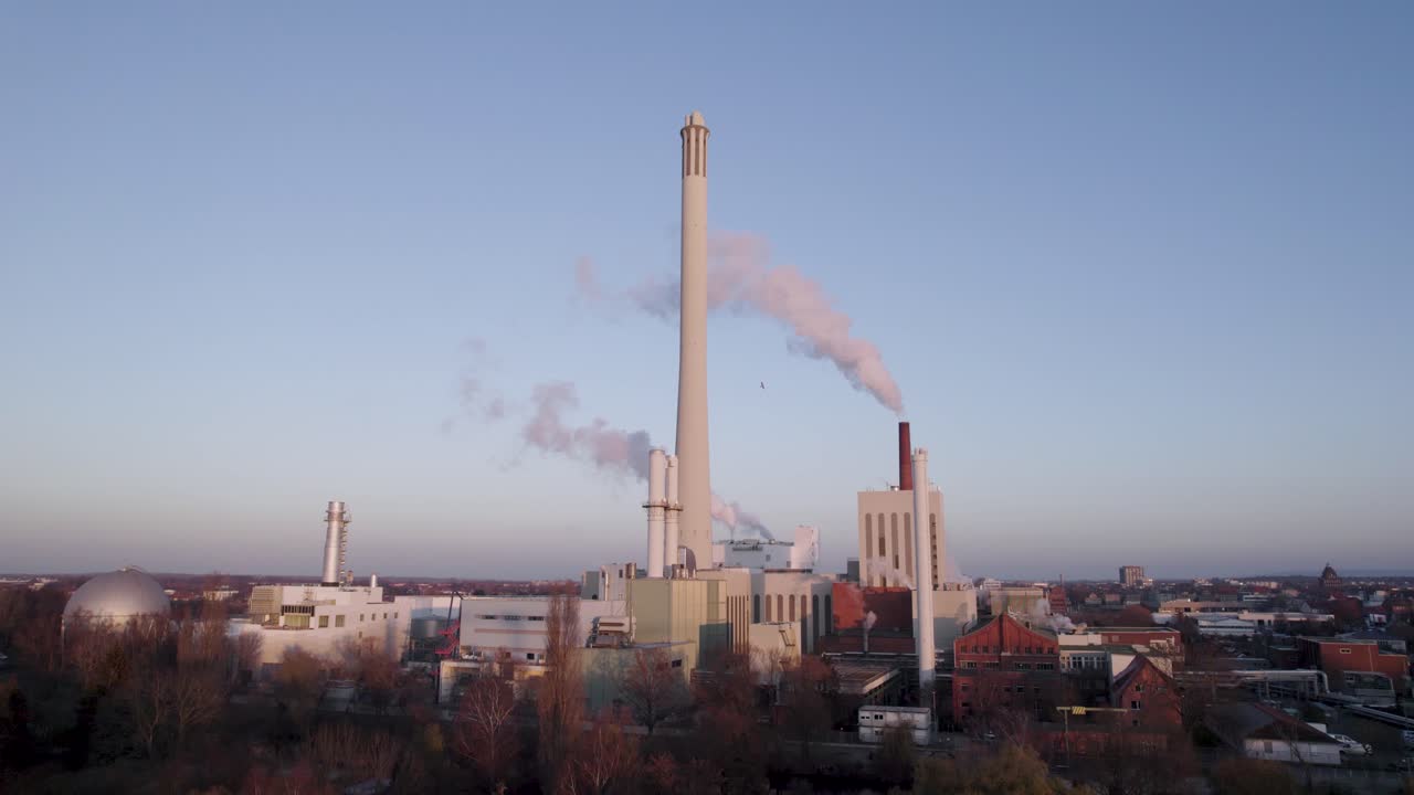 독일 발전소의 굴뚝에서 증기가 천천히 회전하는 샷