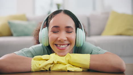 limpieza de casa, auriculares y retrato de una mujer