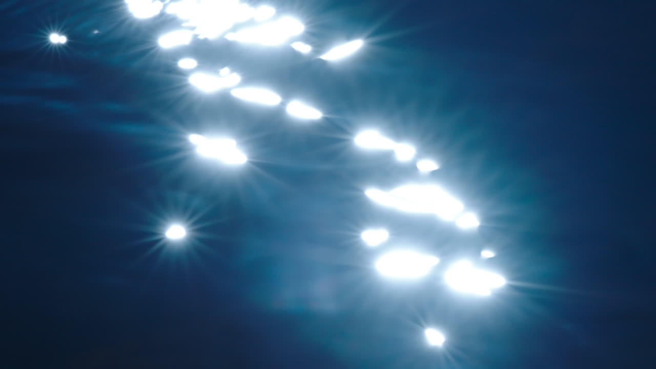 초점이 맞지 않고, 작은 파도와 느린 움직임의 파동이 있는 파란 물