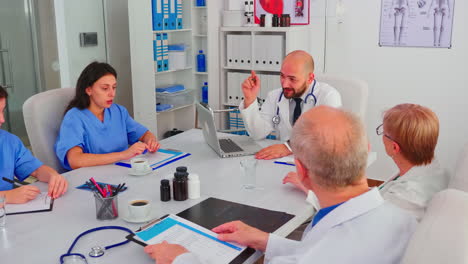 Equipo-De-Médicos-Teniendo-Una-Sesión-De-Lluvia-De-Ideas