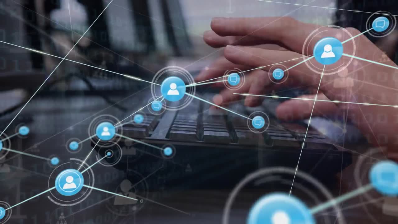 animación de la red de conexiones con iconos y procesamiento de datos sobre las manos escribiendo en el teclado