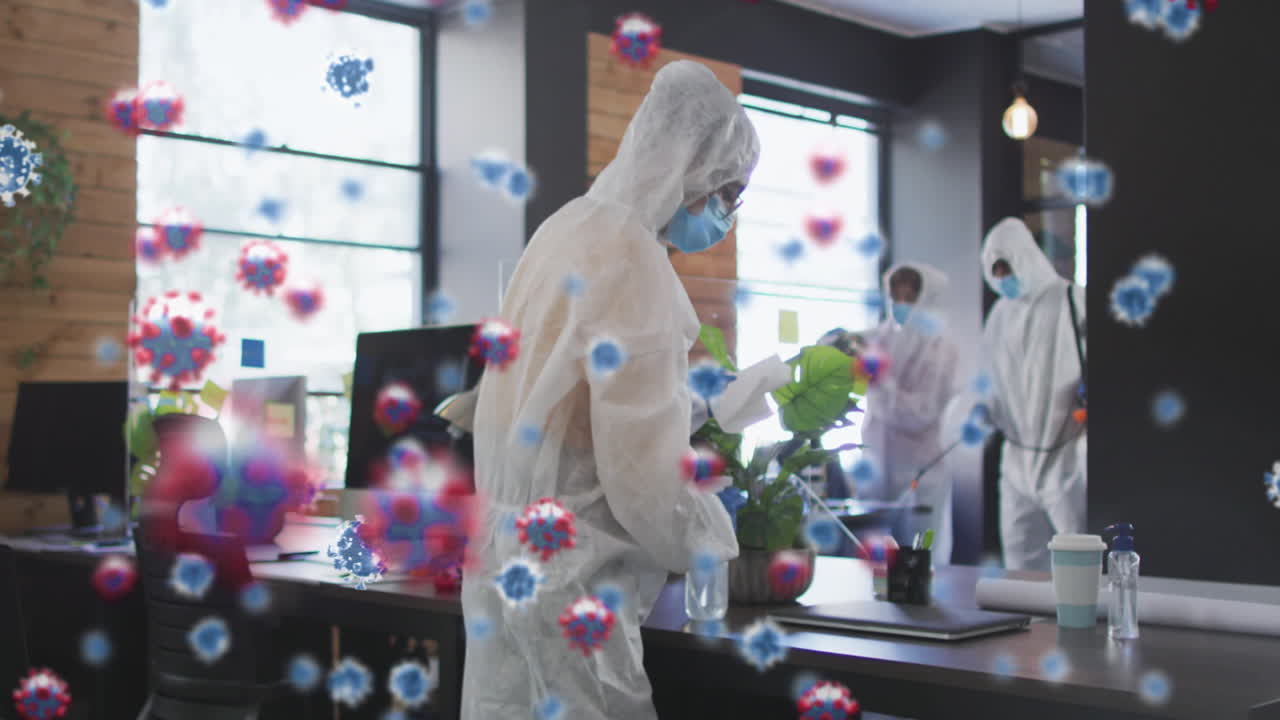 소독제를 사용하여 사무실을 청소하는 의료 종사자 그룹 위에 떠다니는 다수의 코로나19 세포