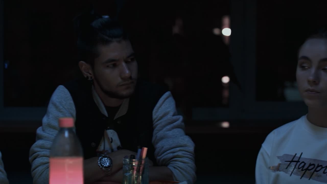 друзья собираются.