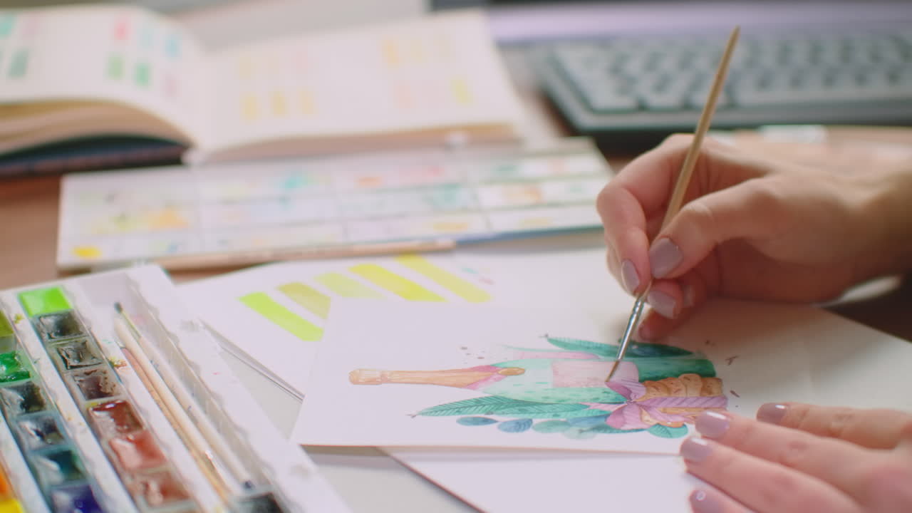 젊은 그래픽 디자이너가 사무실의 책상에서 그래픽 태블릿을 사용하면서 현대적인 데스크 컴퓨터에서 일하고 있습니다.