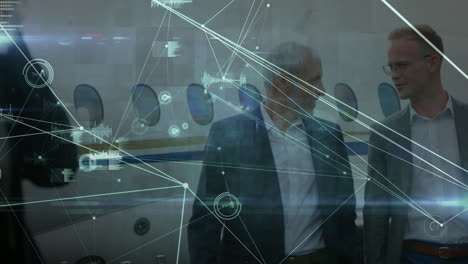 animación de conexiones sobre hombres de negocios caucásicos hablando frente al avión