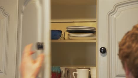 hombre agarrando la lonchera de la prensa de la cocina