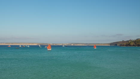 Barcos-Tradicionales-De-Cornualles-Navegando-En-El-Mar-En-Un-Día-Soleado-En-St