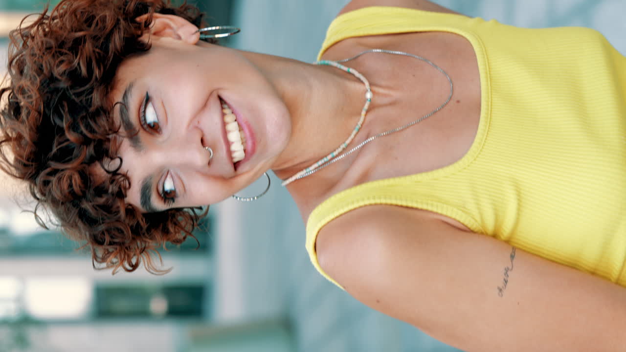 mujer feliz con camiseta amarilla