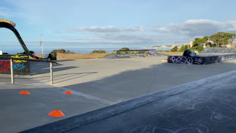 skatepark vacío con entrenamiento moviéndose en segundo plano, cascais, portugal.