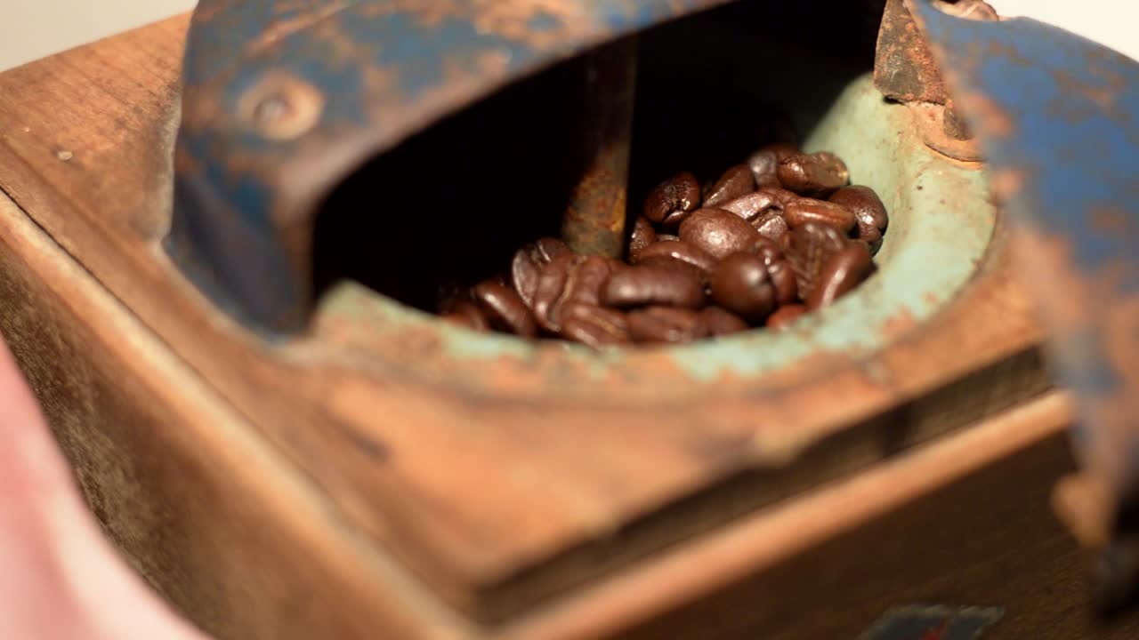 molinillo de café manual de primer plano con granos de café, molinillo japy con sonido