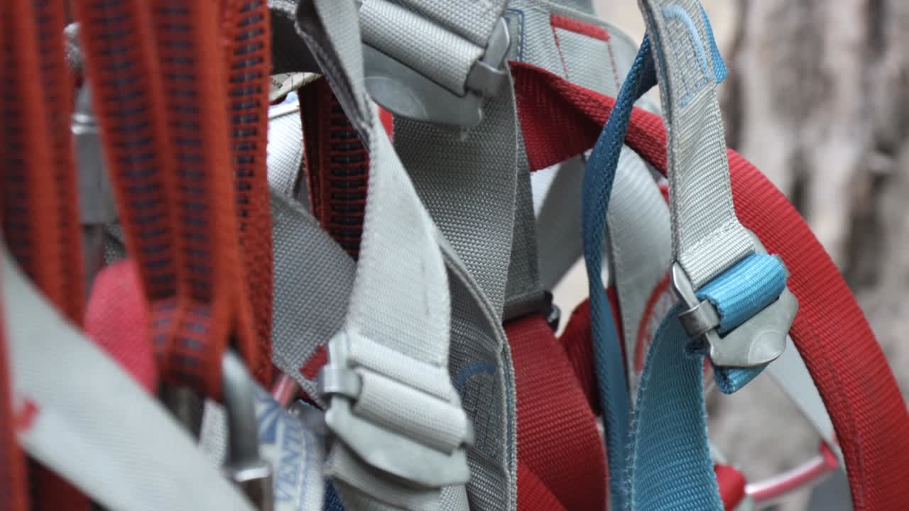 등반용 허니가 매달려 있습니다.