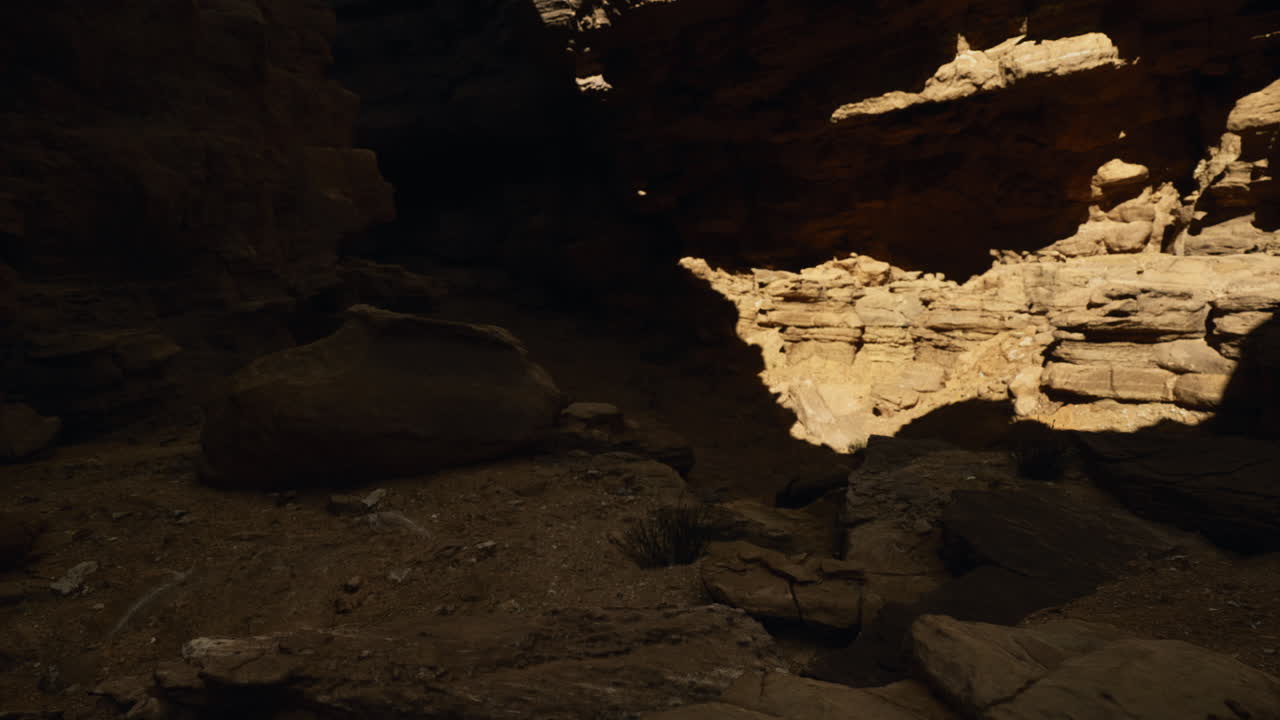 Esplorare la bellezza nascosta della luce del sole che filtra attraverso le pareti del canyon